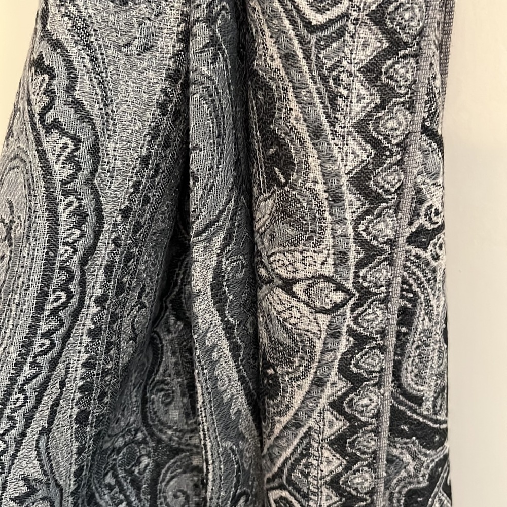 Gray patterned Scarf - Picture 2 of 3